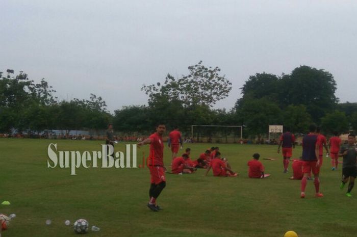 Penyerang gaek Persija Jakarta, Bambang Pamungkas, akhirnya ikut latihan bersama tim di Lapangan Sutasoma, Halim Perdanakusuma, Jakarta, Selasa (26/12/2017), setelah absen berlibur di Eropa.