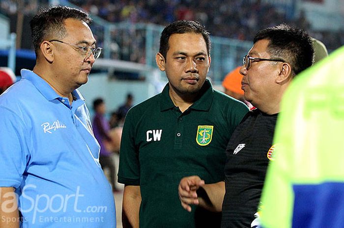 Rudy Widodo (General Manager Arema FC/kiri) dan Candra Wahyudi (Manajer Persebaya Surabaya/tengah).