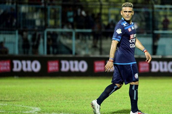 Penyerang Arema FC, Cristian Gonzales saat melawan Persela Lamongan di Liga 1. 