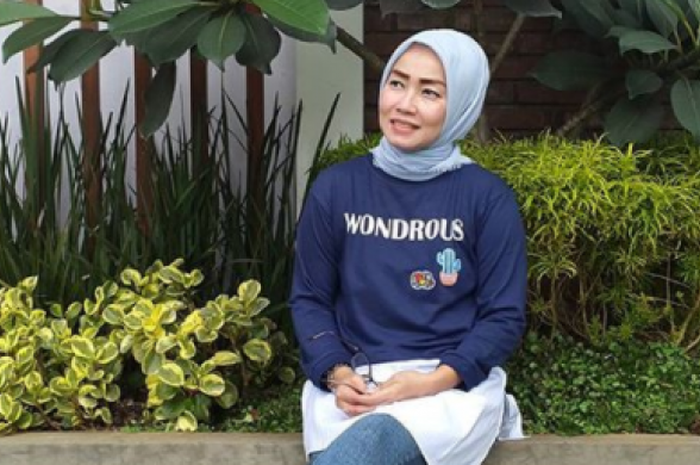 Istri Rahmad Darmawan, Dinda Eti Yuliawati