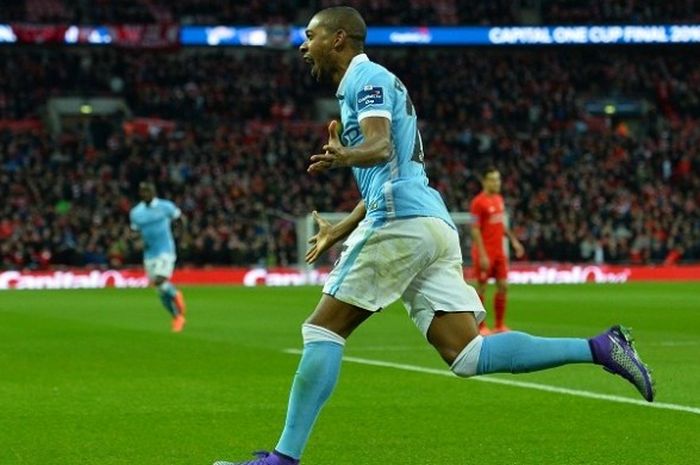  Gelandang Manchester City, Fernandinho, melakukan selebrasi usai membobol gawang Liverpool.  