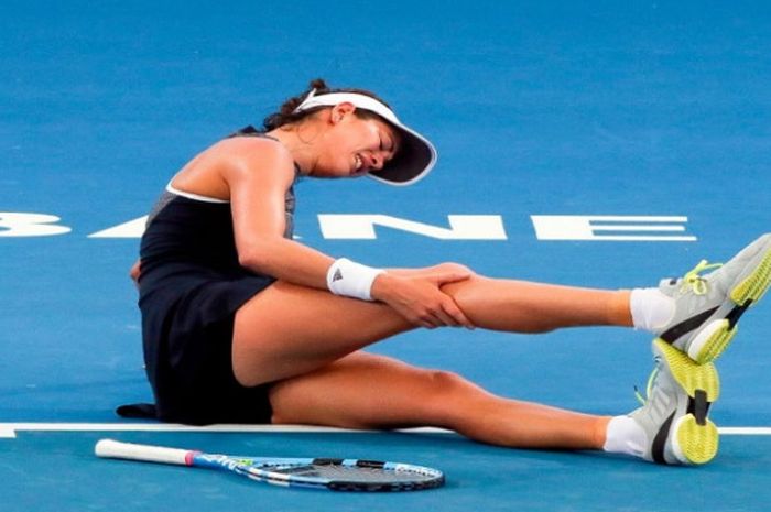 Momen saat Garbine Muguruza roboh di tengah lapangan sambil memegangi betis kanannya pada laga babak 16 besar Brisbane International 2018, Selasa (2/1/2018).