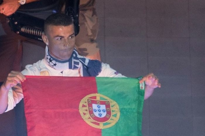 Cristiano Ronaldo tampil dengan rambut anyar saat perayaan Real Madrid menjuarai Liga Champions di Stadion Santiago Bernabeu, Minggu (4/6/2017).