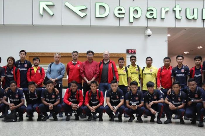 Para pemain, pelatih, dan ofisial timnas Myanmar jelang keberangkatan ke Jakarta di Bandara Internasional Yangoin pada Senin (8/10/2018) pagi WIB. 