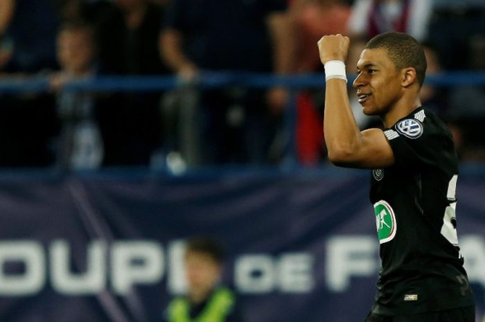 Penyerang Paris Saint-Germain, Kylian Mbappe, merayakan gol yang dicetak ke gawang Caen dalam laga semifinal Piala Prancis di Stadion Michel d'Ornano, Caen pada 18 April 2018.