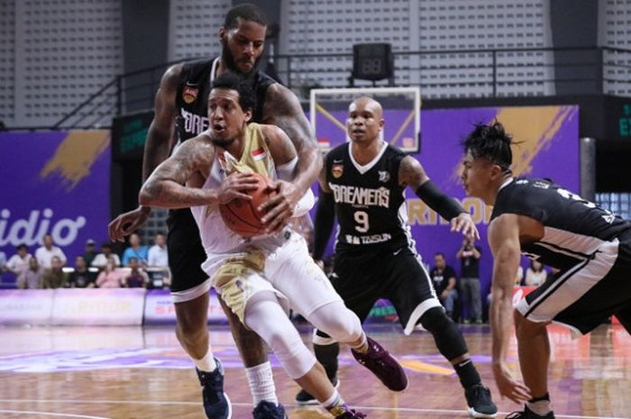 Pemain CLS Knights, Frederick Lee Jones (jersey putih), sedang membawa bola saat menjalani laga ASEAN Basketball League (ABL) 2017-2018 melawan Formosa Dreamers, di GOR Kertajaya, Surabaya, Jawa Timur, Sabtu (18/11/2017).