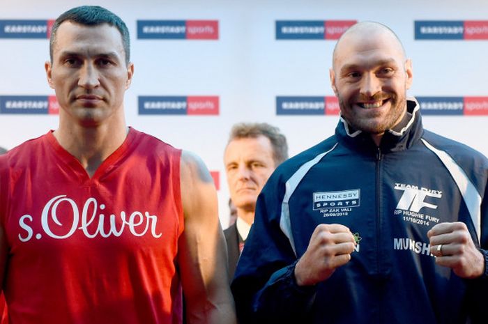 Tyson Fury (kanan) dan Wladimir Klistchko saat timbang berat badan jelang pertandingan antara keduanya di Jerman