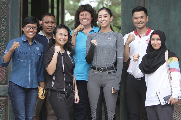 Tiga olimpian Indonesia, Dedeh Erawati (Paling kiri), La Paene (Kedua dari kiri), dan Shenny Ratna Amelia (Paling kanan), mengunjungi pelatnas berkuda di Arthayasa Stable, Depok, Selasa (31/7)