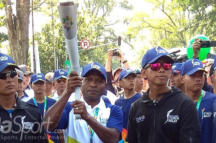 Mantan pemain Persib Bandung, Alexander Pulalo, berpartisipasi dalam pawai obor Asian Games 2018 yang dimulai dari gerbang tol Pasteur dan berakhir Gedung Sate, Sabtu (11/8/2018).