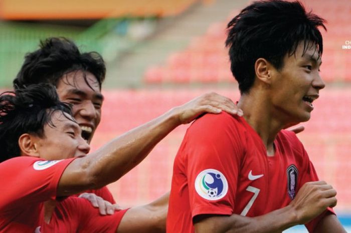 Gelandang timnas U-19 Korea Selatan, Jeon Se-jin (kanan) merayakan gol ke gawang timnas U-19 Tajikistan pada perempat final Piala Asia U-19 2018 di SUGBK, Jakarta, 29 Oktober 2018. 