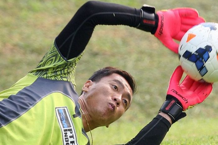 Kiper Persipura, Yoo Jae-hoon, kala mengikuti latihan di Lapangan C, Komplek Stadion Utama Gelora Bu