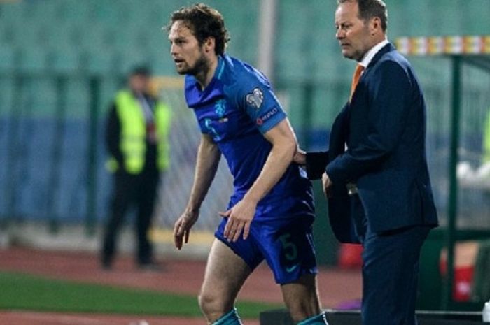 Pelatih Danny Blind tampak memberi instruksi kepada anaknya, Daley Blind, saat Belanda bertandang ke Sofia untuk menghadapi Bulgaria dalam Kualifikasi Piala Dunia 2018, Sabtu (25/3/2017).