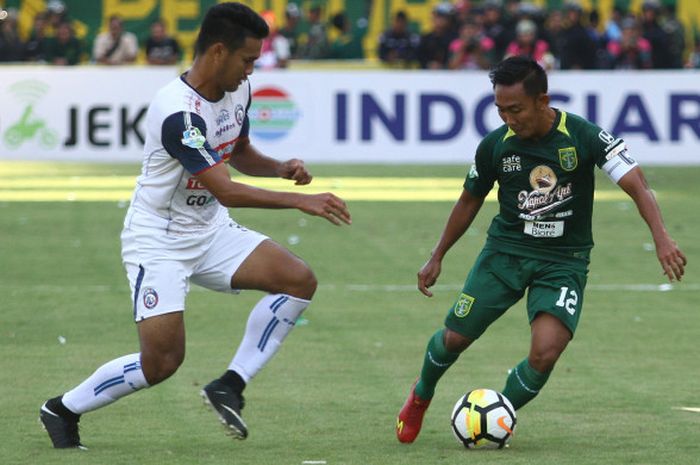  Kapten Persebaya, Rendi Irwan (kanan) coba melewati pemain tengah Arema FC, M Rafli pada laga pekan ketujuh Liga 1 2018 di Gelora Bung Tomo, Kota Surabaya, 6 Mei 2017.  