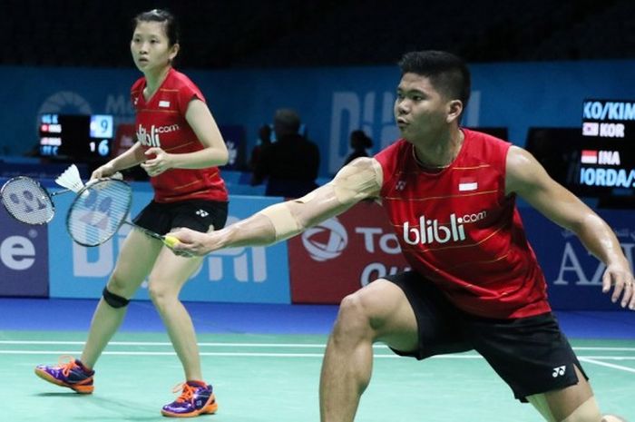 Pasangan ganda campuran Indonesia, Praveen Jordan/Debby Susanto, mengembalikan kok yang dilepas lawan mereka, Ko Sung-hyun/Kim Ha-na (Korea Selatan), pada laga penyisihan grup BWF Superseries Finals di Hamdan Sports Complex, Dubai, Uni Emirat Arab, Kamis  (15/12/2016).