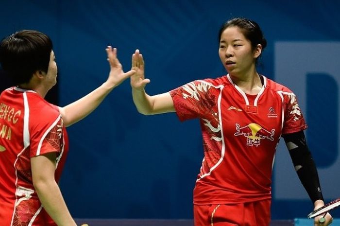  Pasangan ganda putri China, Chen Qingchen/Jia Yifan, melakukan tos pada laga semifinal BWF Superseries Finals 2016. Chen/Jia ke final seusai mengatasi Chang Ye-na/Lee So-hee (Korea Selatan) di Hamdan Sports Complex, Dubai, Sabtu (17/12/2016) dengan 23-21, 22-20. 