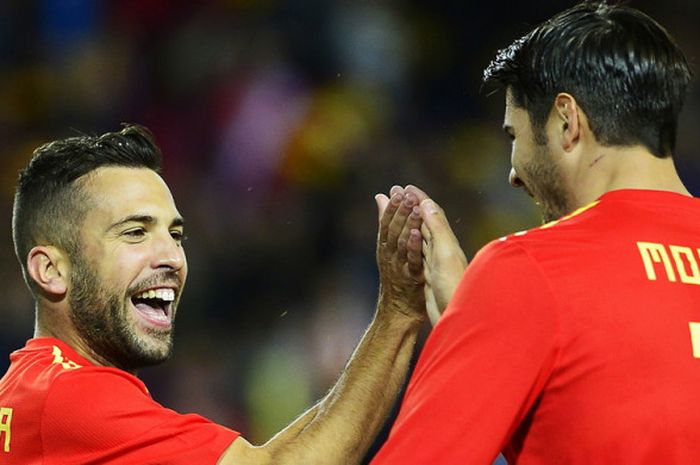 Bek tim nasional Spanyol, Jordi Alba (kiri), merayakan gol yang ia cetak ke gawang Kosta Rika bersama Alvaro Moratadalam laga uji coba di Stadion La Rosaleda, Malaga, Spanyol, pada Sabtu (11/11/2017).