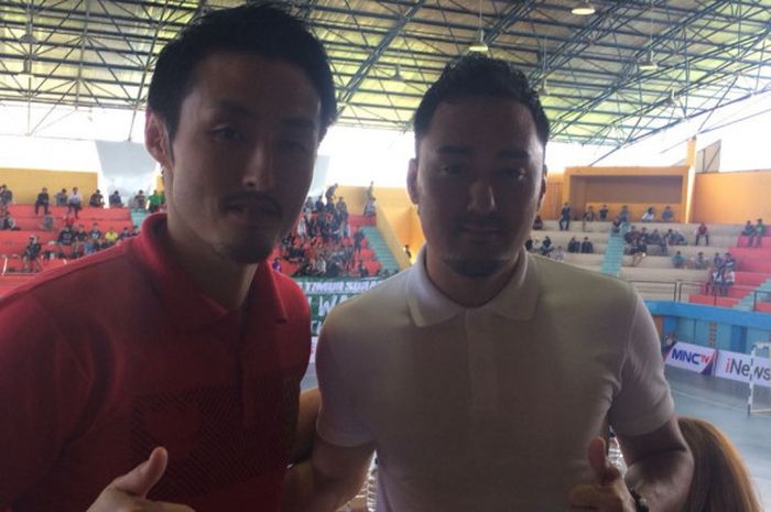 Pemain Persela Lamongan, Matsunaga Shohei, bersama dengan pelatih timnas futsal Indonesia, Kensuke Takahashi, di GOR UNESA, Surabaya, Minggu (8/4/2018)