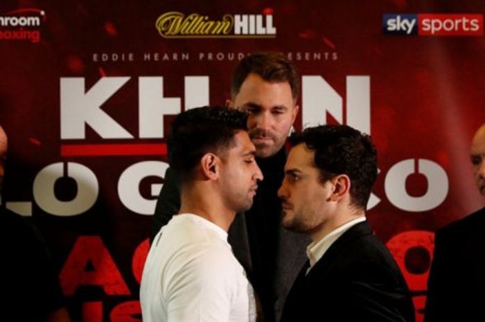 Amir Khan (kiri) bertatap mata dengan Phil Lo Greco (kanan) saat konferensi pers Selasa (30/1/2018)