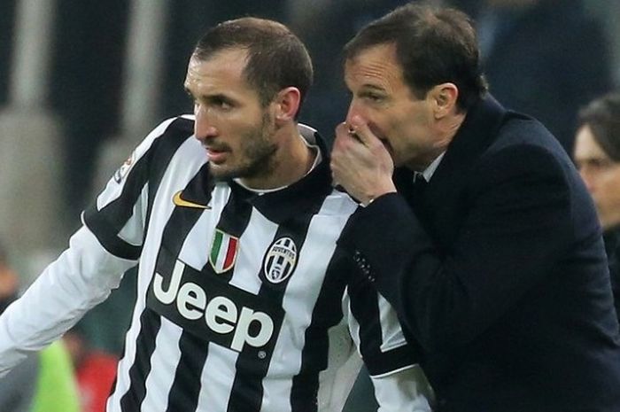 Bek Juventus, Giorgio Chiellini, tengah mendengarkan instruksi dari sang pelatih, Massimiliano Allegri, pada laga Serie A kontra AC Milan di Stadion Juventus, 7 Februari 2015.