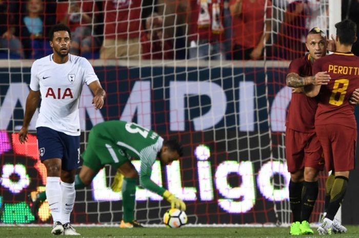 Gelandang AS Roma, Radja Nainggolan (kedua dari kanan), merayakan gol timnya ke gawang Tottenham Hotspur dalam laga International Champions Cup di Stadion Red Bull Arena, New Jersey, Amerika Serikat, pada 25 Juli 2017.