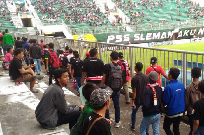 suporter persibat batang memasuki Maguwoharjo International Stadium (MIS) pada laga PSS Sleman melawan Persibat Batang 8 agustus 2017