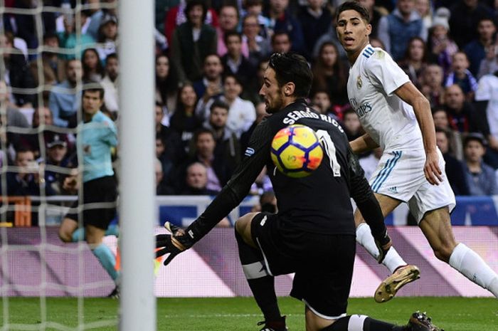 Aksi bek sayap Real Madrid, Achraf Hakimi (kanan), saat mencetak gol ke gawang Sevilla dalam pertandingan La Liga Spanyol 2017-2018 di Stadion Santiago Bernabeu, Madrid, Spanyol, pada 9 Desember 2017.