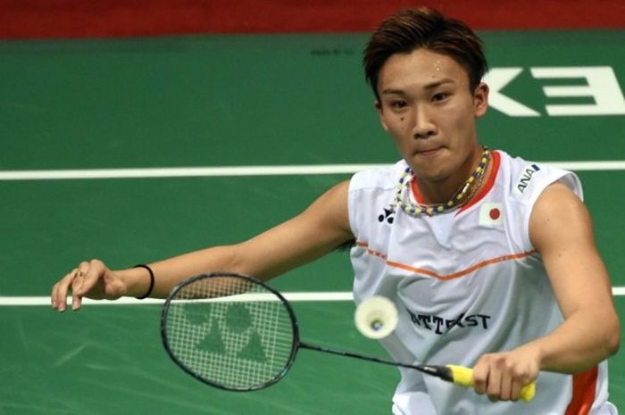 Pebulu tangkis tunggal putra Jepang, Kento Momota, mengembalikan bola yang dilepas lawannya, Hans Kristian Vittinghus (Denmark), pada babak perempat final India Terbuka di New Delhi, India, Jumat (1/4/2016).