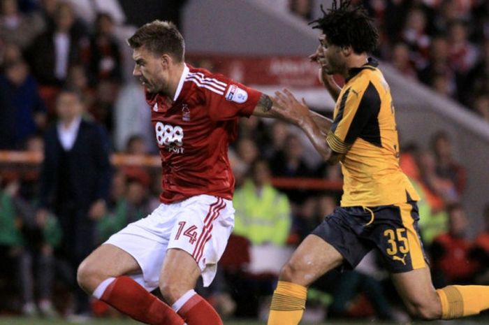 Nicklas Bendtner (kiri) dalam duel Nottingham Forest lawan Arsenal pada duel Piala Liga di City Ground, Nottingham, 20 September 2016.