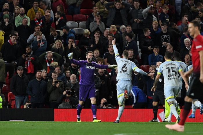 Para pemain Derby County melakukan selebrasi kemenangan setelah sukses mengalahkan Manchester United dalam laga ronde ke-3 Piala Liga Inggris 2018-2019 di Stadion Old Trafford, Manchester, Inggris, pada Selasa (25/9/2018).