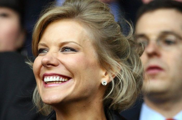 Pebisnis wanita Amanda Staveley, tersenyum pada laga semifinal Liga Champions antara Liverpool dan Chelsea di Stadion Anfield, 22 April 2008.