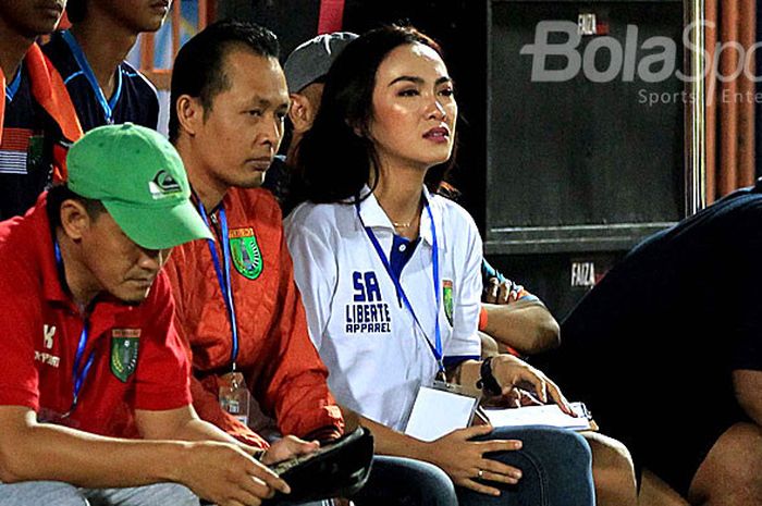 Manajer klub Liga 3, Persibo Bojonegoro, Sally Attyasasmi (tengah), menyaksikan laga persahabatan derbi Bengawan antara Persibo Bojonegoro melawan tim Liga 2 Persis Solo di Stadion Letjen H Sodirman Bojonegoro, Jawa Timur, Minggu (10/06/2018) malam.