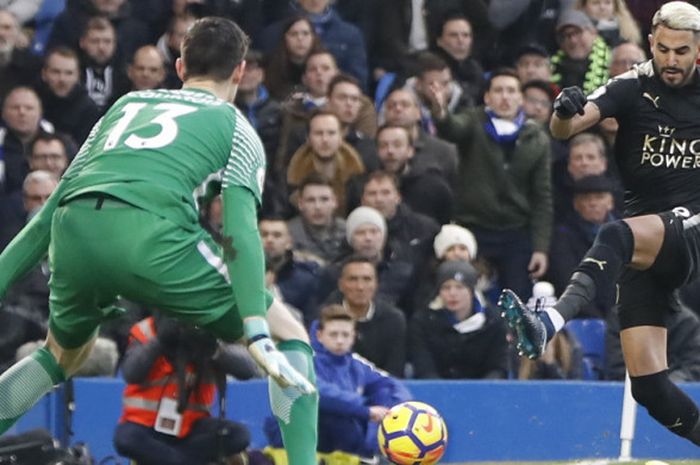 Aksi gelandang serang Leicester City, Riyad Mahrez (kanan), melepaskan tendangan ke arah gawang Chelsea yang dikawal kiper Thibaut Courtois dalam pertandingan Liga Inggris 2017-2018 di Stadion Stamford Bridge, London, Inggris, pada Sabtu (13/1/2018).