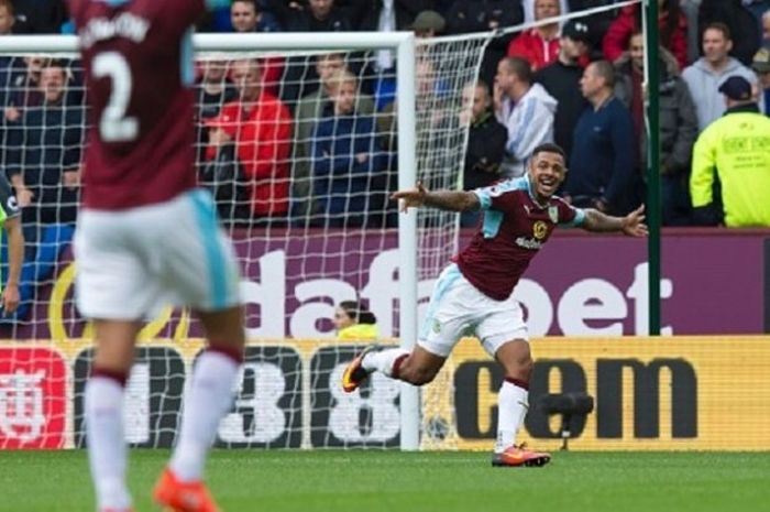 Andre Gray merayakan gol Burnley ke gawang Liverpool FC saat kedua tim bertemu di Turf Moor, Sabtu (20/8/2016). 