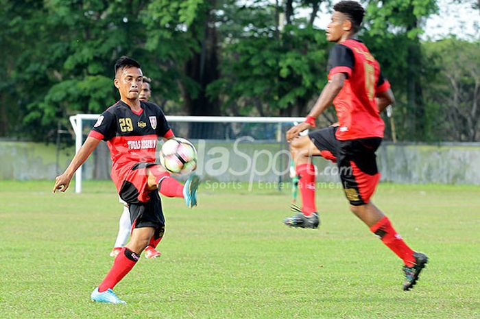 Aksi pemain PS Mojokerto Putra, Dede, saat mengontrol bola dalam laga putaran pertama Babak 16 besar Liga 2 melawan Persiwa Wamena di Lapangan Kobangdikal Surabaya, Jawa Timur, Minggu  (01/09/2017) sore.