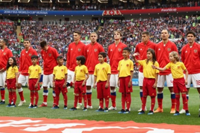 Raina (tiga dari kiri) jadi player escort untuk gelandang timnas Rusia, Alan Dzagoev saat melawan timnas Arab Saudi di Stadion Luzhniki, Moscow, Rusia saat ajang Piala Dunia 2018.