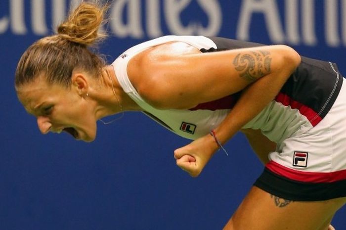 Petenis Republik Ceska, Karolina Pliskova, bereaksi setelah meraih poin saat menghadapi petenis Amerika Serikat, Serena Williams, pada babak semifinal AS Terbuka di USTA Billie Jean King National Tennis Center, New York, Kamis (8/9/2016).