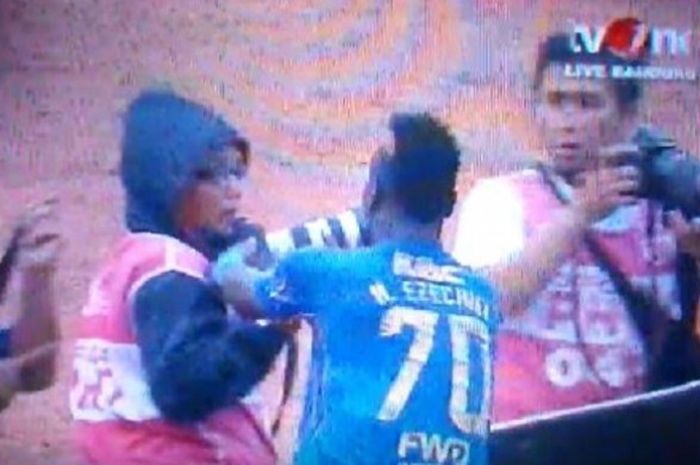 Ezechiel saat berebut kamera dengan kameramen