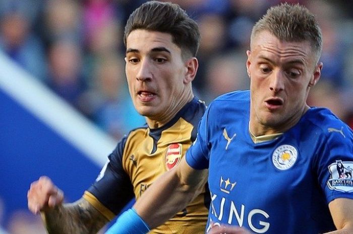 Penyerang Leicester City, Jamie Vardy (kanan), berduel dengan bek Arsenal, Hector Bellerin, dalam laga Premier League di Stadion King Power, pada 26 September 2016.