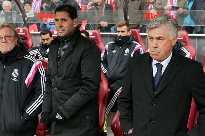 Pelatih Real Madrid, Carlo Ancelotti (kanan), didampingi asisten pelatih, Fernando Hierro, saat mendampingi timnya melawan Atletico Madrid dalam laga lanjutan La Liga 2014-2015 di Stadion Vicente Calderon, Madrid, (7/2/2015).