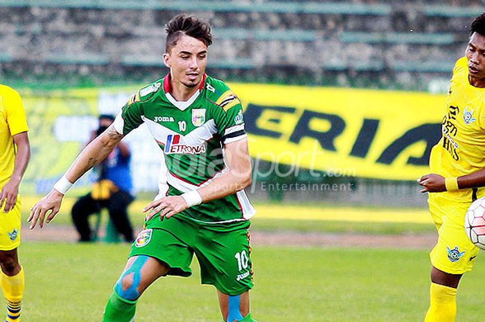 Aksi gelandang Mitra Kukar, Rodrigo Ost Dos Santos, saat tampil melawan Persegres Gresik United dalam laga lanjutan Torabika Soccer Championship A di Stadion Petrokimia Gresik, Jawa Timur, (27/07/2016).