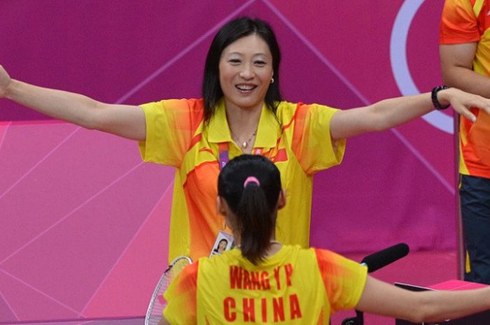 Pelatih tunggal purri timnas China, Zhang Ning (tampak kamera) melakukan selebrasi setelah Wang Yihan menang atas Shaina Nehwal (India) pada semifinal Olimpiade London 2012, 3 Agustus 2012