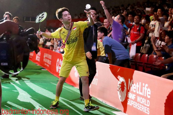 Kevin Sanjaya Sukamuljo bersiap menangkis shuttlecock ke arah penonton final Japan Open 2017, Minggu (24/9/2017).