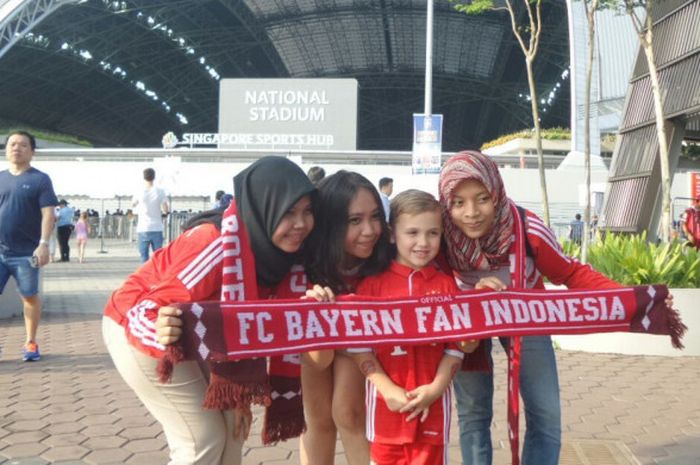 Para fan FC Bayern Indonesia berfoto di depan National Stadium, Singapura, jelang laga Chelsea vs FC Bayern di International Champions Cup 2017, Selasa (25/7/2017).