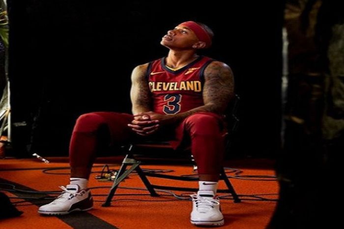 Isaiah Thomas berpose dengan seragam tim barunya, Cleveland Cavaliers.