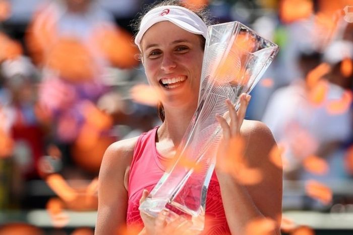 Petenis putri asal Inggris Raya, Johanna Konta, berpose dengan trofi juara yang diraihnya dari turnamen Miami Terbuka. Konta tampil sebagai kampiun setelah mengalahkan Caroline Wozniacki (Denmark), 6-4, 6-3, di Crandon Park Tennis Center, Sabtu (1/4/2017).