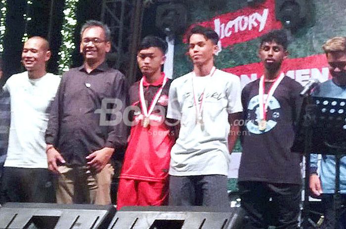 Tiga pemenang ajang pencarian pemain berbakat from North Sumatera to Belgium, Dedek Ahriansyah, Hagi Abdillah, dan Arfin Anand Horma berpose dengan pemilik klub FCV Dender, klub liga amatir kasta pertama di Belgia, Sihar Sitorus, di penghujung acara yang berakhir Minggu (24/6/2018) sore di Stadion Teladan.