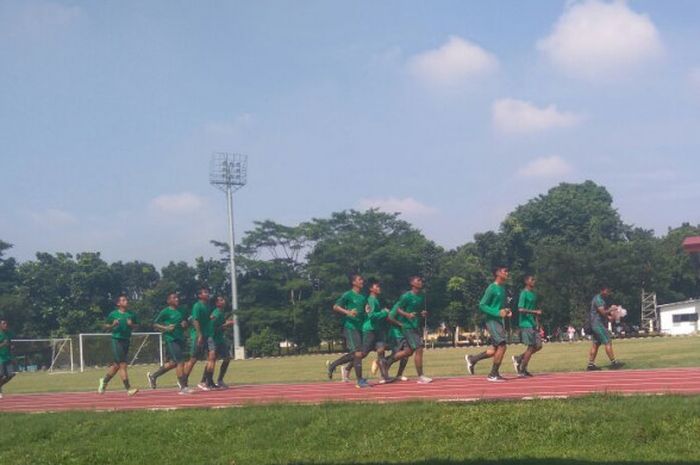 Skuat timnas U-16 Indonesia melakukan pendinginan usai melakoni pertandingan uji coba terakhir melawan Babek Academy di Lapangan Atang Sutresna, Jakarta Timur, Minggu (4/3/2018).