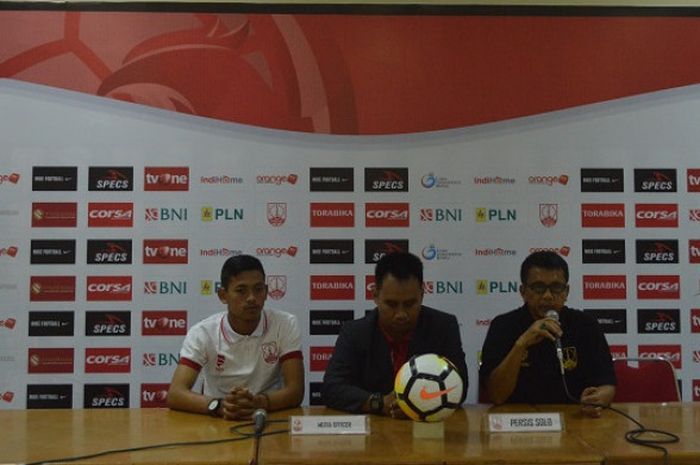 Pelatih Persis Solo, Jafri Sastra, saat jumpa pers sebelum laga melawan PSPS Riau, Sabtu (28/4/2018).