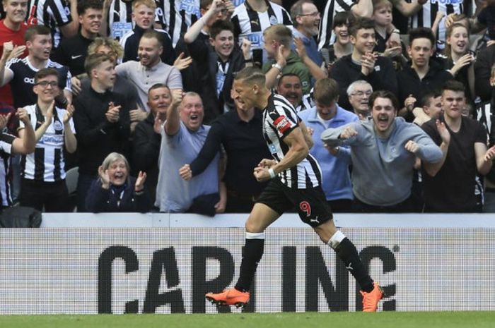 Pemain Newcastle United, Dwight Gayle, merayakan gol yang ia cetak ke gawang Chelsea pada laga Liga Inggris di Stadion St James'Park, Newcastle, Minggu (13/5/2018).