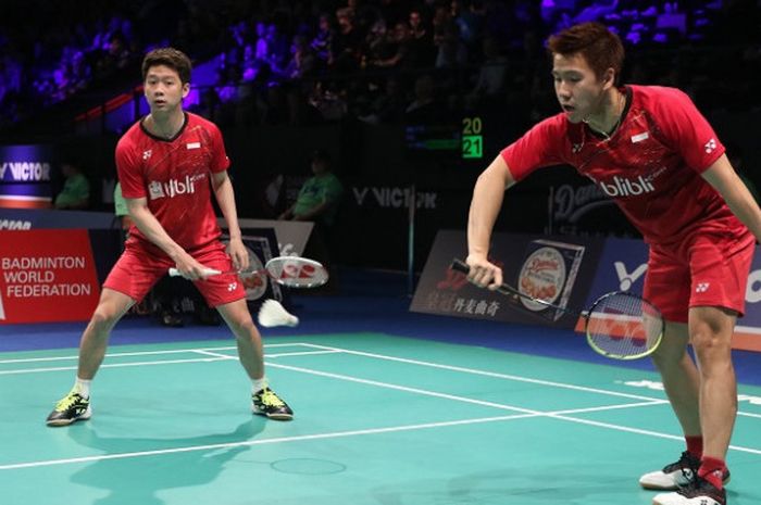 Pasangan ganda putra Indonesia, Marcus Fernaldi Gideon/Kevin Sanjaya Sukamuljo, mengembalikan kok ke arah  Huang Kaixiang/Wang Yilyu (China. Marcus/Kevin melaju ke semifinal setelah mengalahkan Huang/Wang dengan skor 21-16, 21-13, pada laga perempat final Denmark Terbuka yang berlangsung di Odense Sports Park, Jumat (21/10/2017).